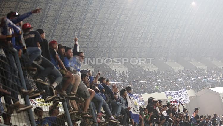 Ribuan Bobotoh menyaksikan pertandingan pembukaan Liga 1 di Stadion Gelora Bandung Lautan Api (GBLA), Sabtu (15/04/17).