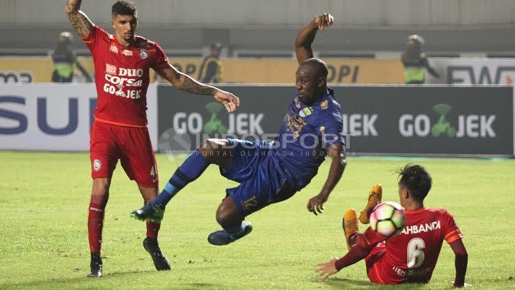 Carlton Cole tengah mengeksekusi bola ke arah gawang Arema FC. Copyright: Herry Ibrahim/INDOSPORT