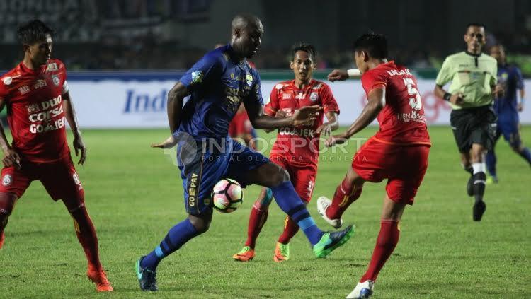 Penyerang Persib Bandung, Carlton Cole (tengah) usai menendang bola ke gawang Arema FC pada laga pembukaan Liga 1 di Stadion Gelora Bandung Lautan Api (GBLA), Sabtu (15/04/17).