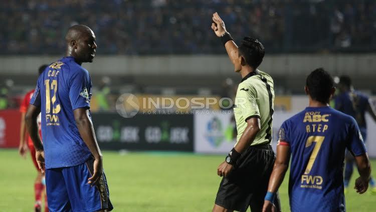 Carlton Cole tengah berargumen dengan wasit.