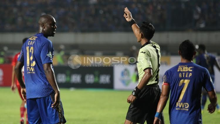 Penyerang Persib Bandung, Carlton Cole (kiri) saat beragumen dengan wasit pada laga pembuka Liga 1 di Stadion Gelora Bandung Lautan Api (GBLA), Sabtu (15/04/17).