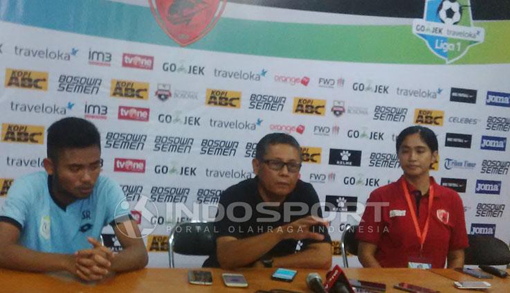 Herry Kiswanto saat memberikan keterangan pers usai pertandingan melawan PSM Makassar. Copyright: Basri/Indosport