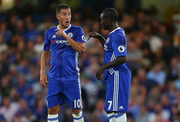 Eden Hazard (kiri) dan Ngolo Kante, dua pemain bintang Chelsea. Copyright: Catherine Ivill/GettyImages