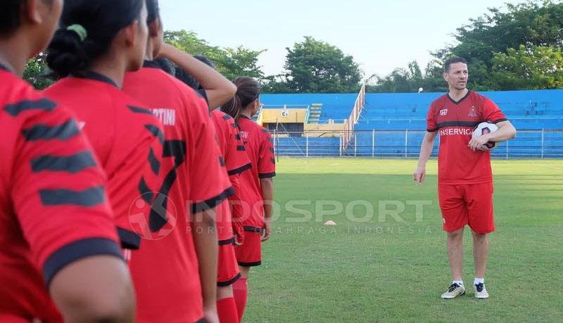 Khalid%20Boulahrouz%20menyatakan%20siap%20bermain%20di%20Indonesia.