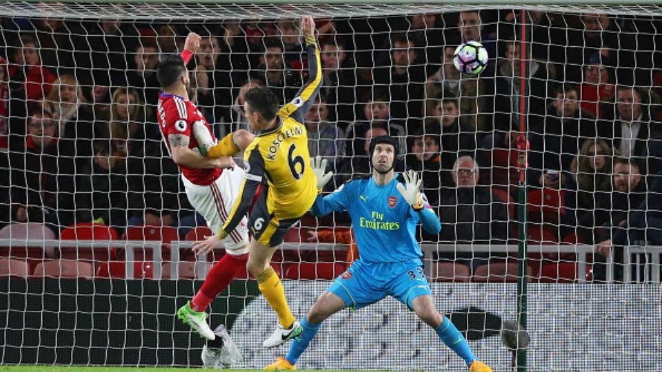 Koscielny (kuning) tampak menendang tulang rusuk kanan Negredo. - INDOSPORT