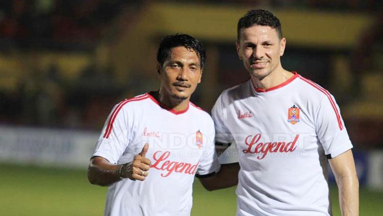 Khalid Boulahrouz (kanan) foto dengan mantan pemain Timnas Indonesia, Isnan Ali. - INDOSPORT