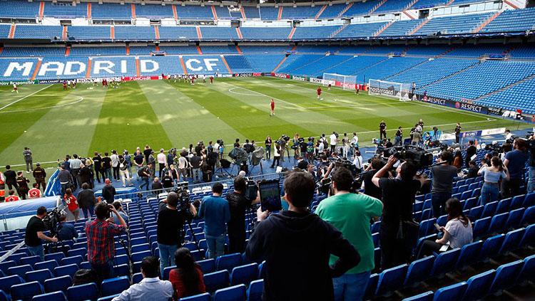 Para wartawan tengah mengambil gambar saat Bayern Munchen latihan di Santiago Bernabeu.