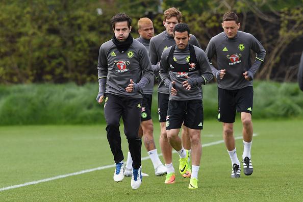 Cesc Fabregas (paling kiri) saat latihan bersama rekan setimnya, Chelsea. Copyright: Darren Walsh/GettyImages