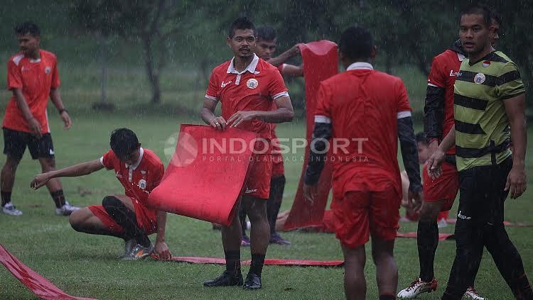 Skuat Persija Jakarta melakukan latihan ringan jelang melakoni laga kedua Liga 1 melawan Barito Putera di Lapangan Sutasoma, Halim, Jakarta Timur, Selasa (18/04/17).