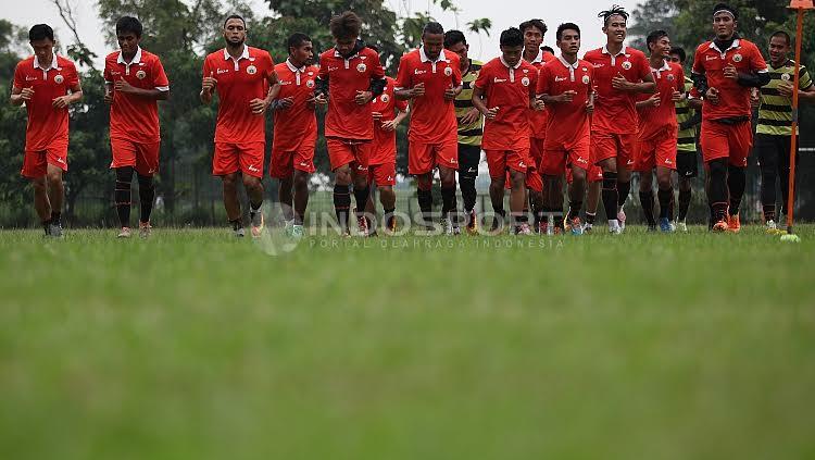 Skuat Persija Jakarta melakukan latihan ringan jelang melakoni laga kedua Liga 1 melawan Barito Putera di Lapangan Sutasoma, Halim, Jakarta Timur, Selasa (18/04/17).