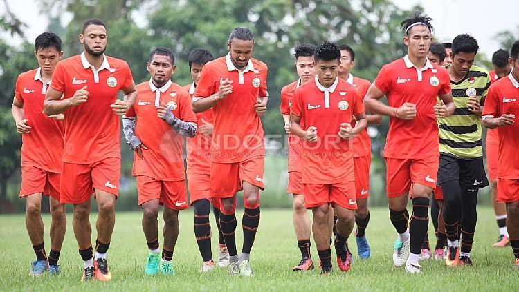 Skuat%20Persija%20Jakarta%20melakukan%20latihan%20ringan%20jelang%20melakoni%20laga%20kedua%20Liga%201%20melawan%20Barito%20Putera%20di%20Lapangan%20Sutasoma%2C%20Halim%2C%20Jakarta%20Timur%2C%20Selasa%20%2818%2F04%2F17%29.