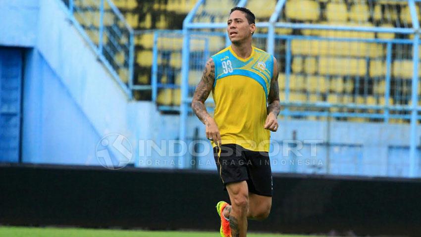 Juan%20Pablo%20Pino%20Puello%20saat%20mengikuti%20latihan%20perdana%20bersama%20Arema%20FC.