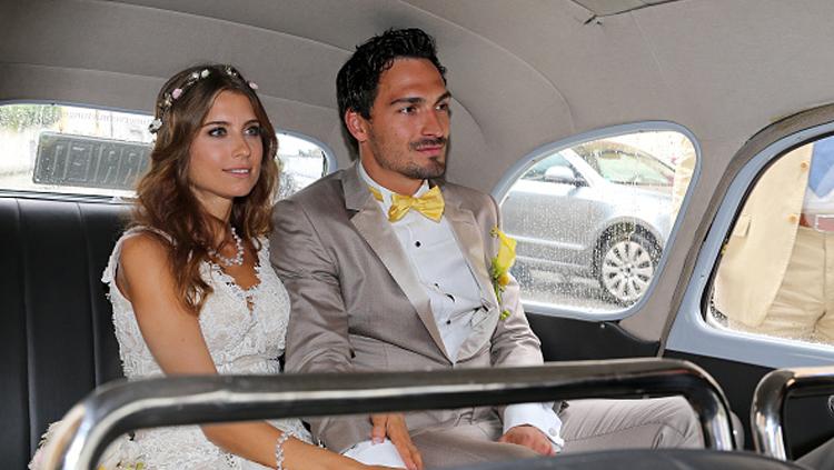 Istri Mats Hummels yang bernama Cathy Fischer bikin salah fokus ketika membagikan tips olahraga di akun media sosial Instagram.