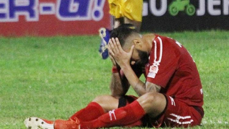 Ekspresi kecewa Marcel Sacramento saat gagal memaksimalkan peluang emas. Copyright: Syamsu Ridwan/Padang Ekspres