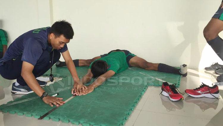 Pemain Timnas U-19 mengikuti tes fisik di Lapangan Atang Sutresna Cijantung, Jakarta Timur. Copyright: Muhammad Adiyksa/INDOSPORT