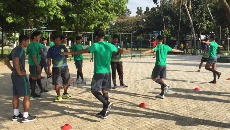 Pemain Timnas U-19 mengikuti tes fisik di Lapangan Atang Sutresna Cijantung, Jakarta Timur. - INDOSPORT
