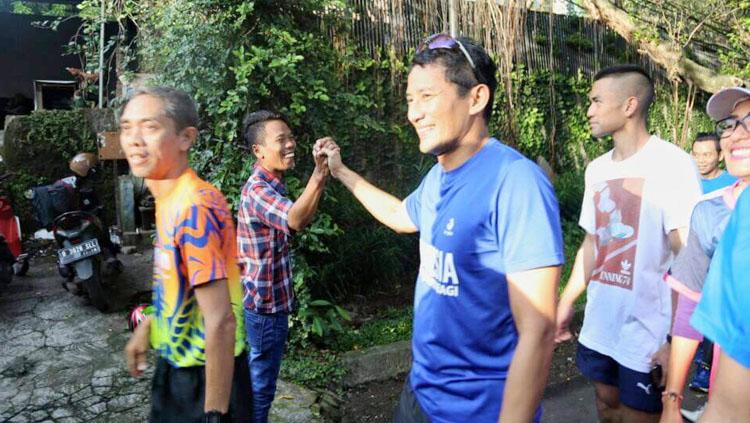 Salah satu Cawagub DKI Jakarta, Sandiaga Uno berjabar tangan dengan salah satu pendukung Ahok-Djarot. Copyright: Twitter Sandiaga Uno