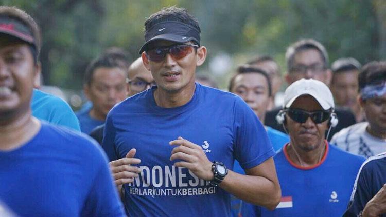 Salah satu Cawagub DKI Jakarta, Sandiaga Uno berlari pagi sembari meninjau TPS sekitar rumahnya. Copyright: Twitter Sandiaga Uno