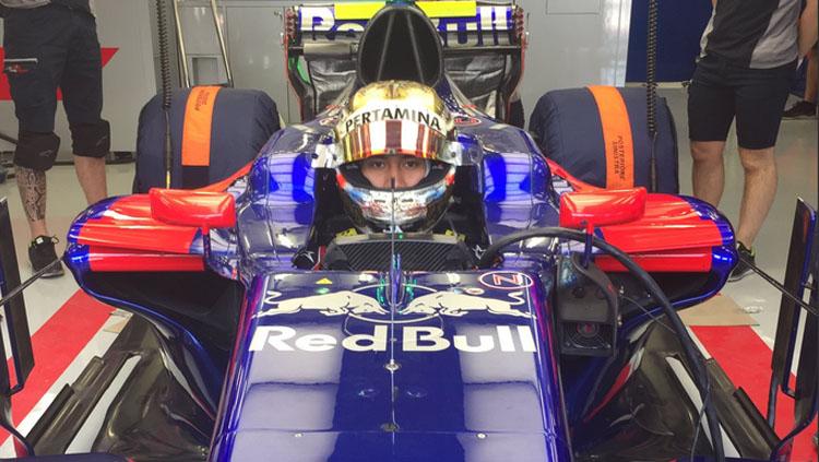 Pembalap Indonesia, Sean Gelael ketika sedang beraksi dengan Toro Rosso. Copyright: Twitter @ToroRossoSpy