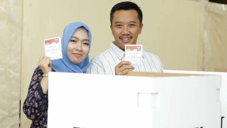 Menpora%20Imam%20Nahrawi%20mendatangi%20TPS%20bersama%20sang%20istri.