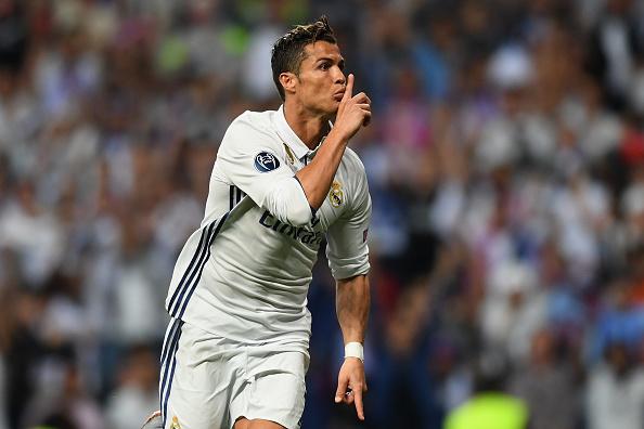 Cristiano Ronaldo melakukan selebrasi untuk meminta para fans tidak melemparkan siulan kepada dirinya. Copyright: Shaun Botterill/Getty Images