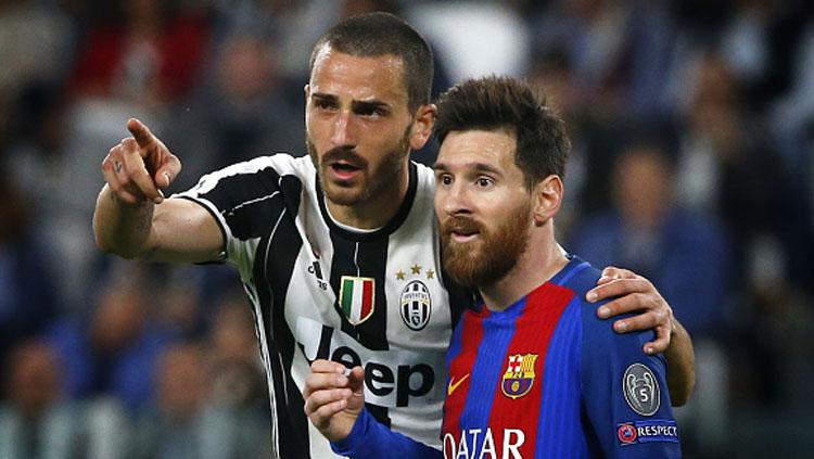 Pemain belakang Juventus, Leonardo Bonucci (kiri) berbicara dengan Lionel Messi. Copyright: MARCO BERTORELLO/AFP/Getty Images