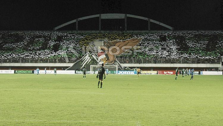 Aksi koreografi Brigata Curva Sud (BCS) saat di laga pembuka Liga 2. Copyright: Prima Pribadi/Indosport