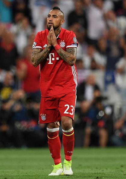 Reaksi tak percaya Vidal usai mendapatkan kartu merah. Copyright: Matthias Hangst/Bongarts/Getty Images