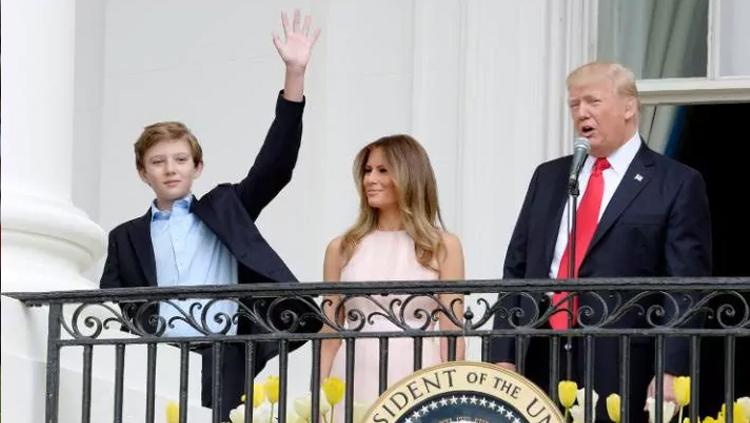 Barron Trump (kiri) ketika bersama orang tuanya.