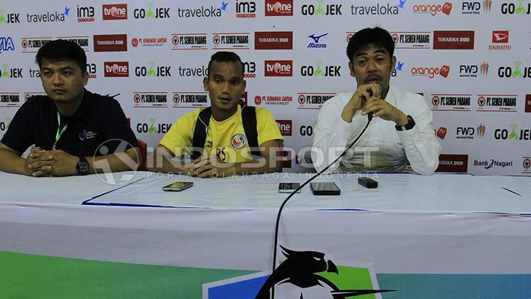 Nilmaizaar (kiri) dan Riko Simanjuntak bertekad membawa kemenangan saat melawan Persegres. Copyright: Taufik Hidayat/Indosport
