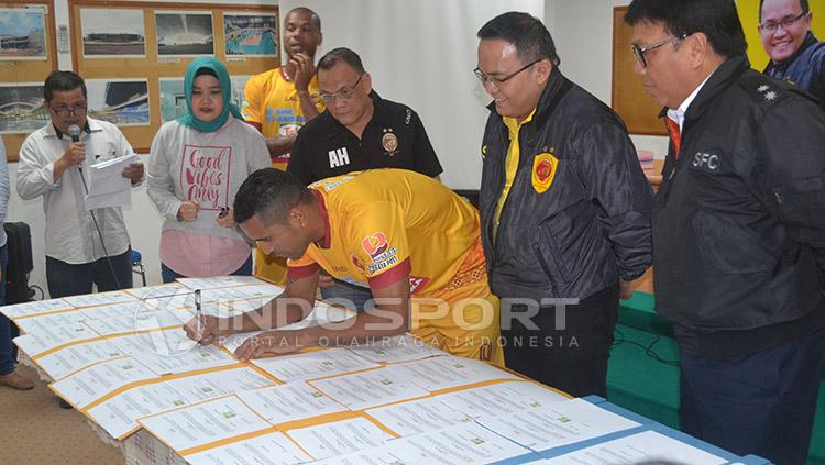 Beto Goncalves saat menandatangani kontrak dengan Sriwijaya FC. Copyright: Muhammad Effendi/Indosport