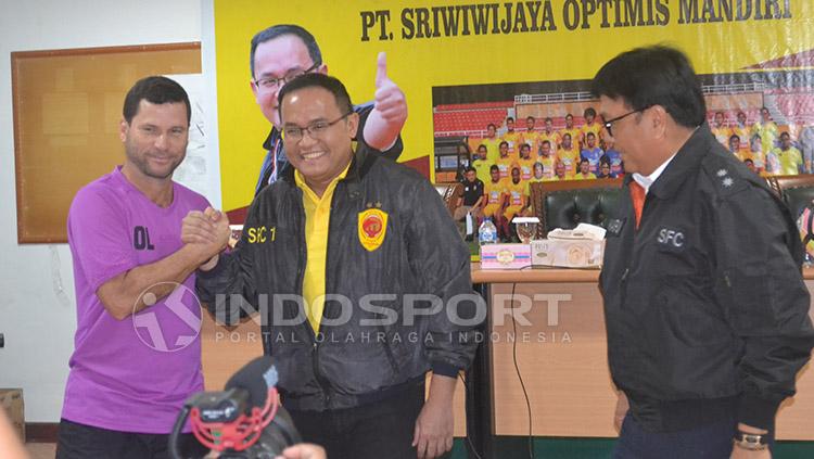 Osvaldo Lessa usai menandatangani kontrak dengan Sriwijaya FC. Copyright: Muhammad Effendi/Indosport