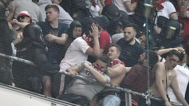 Fans Bayern Munchen bentrok dengan polisi di dalam Stadion Bernabeu. Copyright: thesun.co.uk