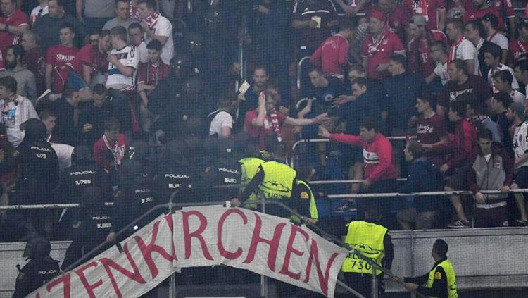 Fans Bayern Munchen bentrok dengan polisi di dalam Stadion Bernabeu. Copyright: thesun.co.uk
