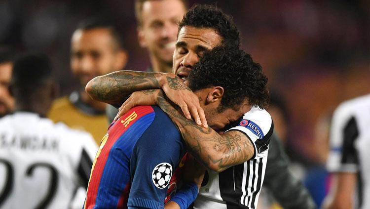 Mantan pemain Barcelona, Dani Alves (kanan) memeluk Neymar untuk memberikan hiburan yang menangis karena timnya gagal melangkah ke semifinal Liga Champions.