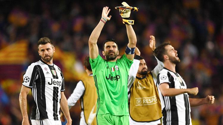 Kiper Juventus, Gianluigi Buffon (tengah)  bersama rekan setimnya mengucapkan terima kasih kepada fans Juventus yang turut hadir ke Camp Nou.
