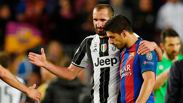 Setelah memiliki insiden di Piala Dunia 2014 lalu, Giorgio Chiellini terlihat akrab dengan Luis Suarez setelah pertandingan berakhir.