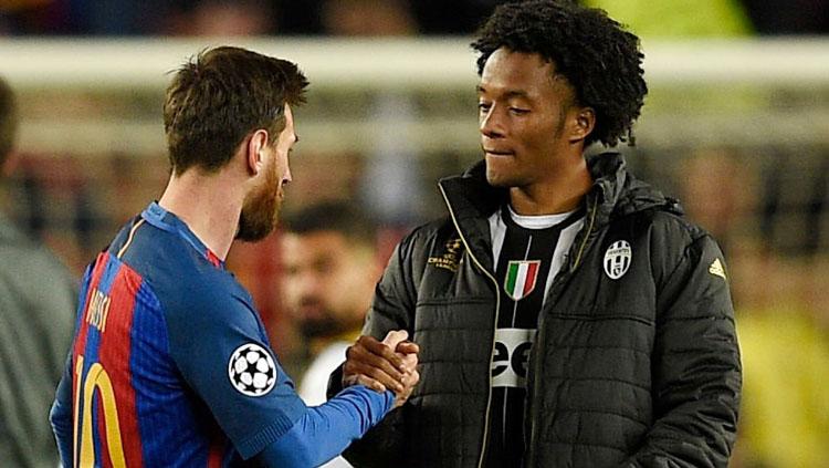 Lionel Messi berjabat tangan dengan gelandang serang Juventus, Juan Cuadrado setelah pertandingan berakhir.