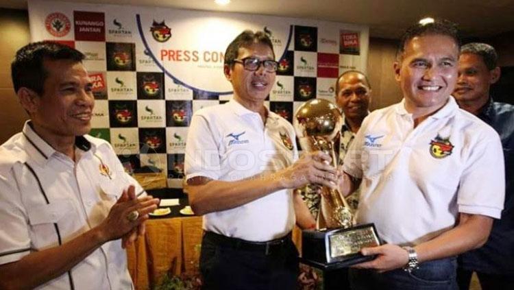 Gubernur Sumbar, Irwan Prayitno serahkan Piala Bergilir Minangkabau Cup 2017 kepada ketua panitia, Tria Suprajeni. - INDOSPORT