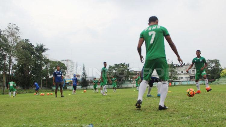 Dimas Drajad saat mengikuti agenda latihan bersama PSMS Medan di Stadion Kebun Medan. Copyright: Kesuma Ramadhan/INDOSPORT