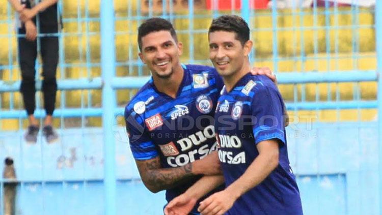 Arthur Cunha dan Esteban Vizcarra, menjadi penerjemah dadakan bagi pemain asing Arema FC. Copyright: Ian Setiawan/INDOSPORT
