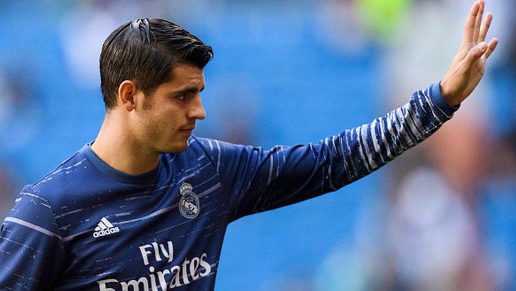 Alvaro Morata melambaikan tangan saat latihan akan melawan Deportivo Leganes. Copyright: Power Sport Images/Getty Images