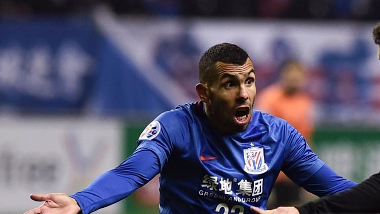 Carlos Tevez saat memprotes keputusan wasit.
