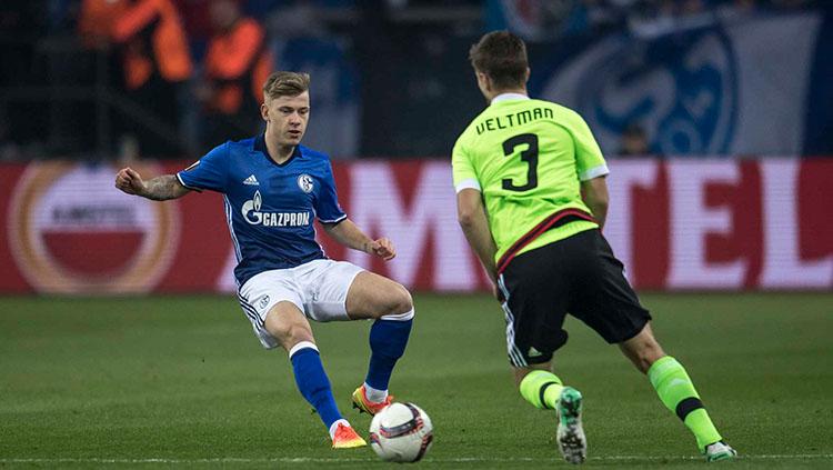 Upaya Max Meyer untuk melewati Joel Veltman saat Schalke 04 melawan Ajax Amsterdam. Copyright: Twitter @s04_en