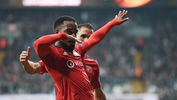 Lacazette cetak gol ke gawang Besiktas. Copyright: BULENT KILIC/AFP/Getty Images