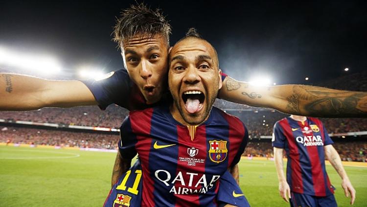 Kebersamaan Neymar dan Dani Alves saat masih sama-sama membela Barcelona. Copyright: Miguel Ruiz/FC Barcelona via Getty Images