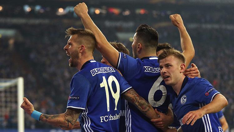 Selebrasi para pemain Schalke usai membuat gol ke gawang Ajax Amsterdam. Copyright: Twitter @EuropaLeague