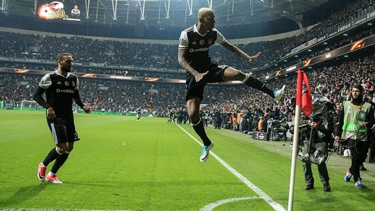 Selebrasi Talisca usai berhasil bobol gawang Lyon. Copyright: Salih Zeki Fazlioglu/Anadolu Agency/Getty Images