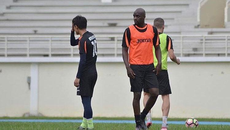 Mohamed Sissoko menjalani latihan bersama skuat Mitra Kukar. Copyright: Instagram @momosissokoofficiel
