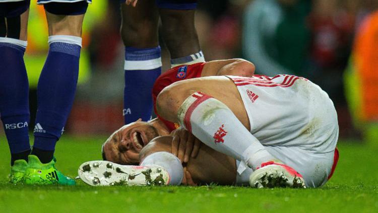 Ibrahimovic saat ingin ditandu karena alami cedera. Copyright: Twitter/EstadaoEsporte